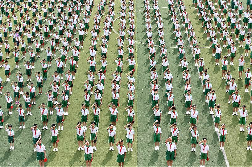 Гуанчжоу, Китай. Ученики во время церемонии поднятия государственного флага в первый учебный день