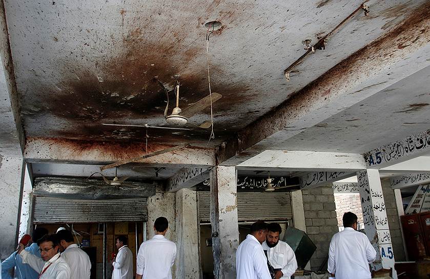 Мардан, Пакистан. Последствия двойного теракта в здании местного суда. В результате взрыва погибли 17 человек, 52 получили ранения