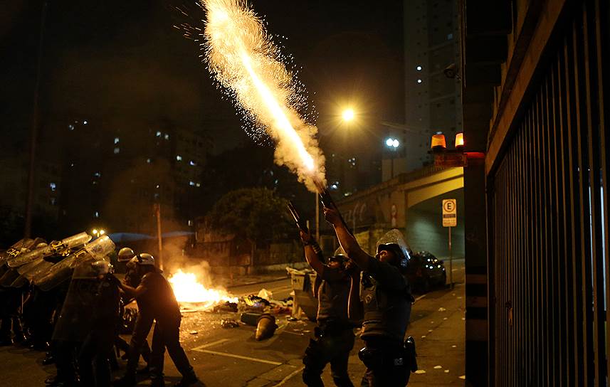 Сан-Паулу, Бразилия. Полиция стреляет резиновыми пулями во время протеста, организованного сторонниками бывшего президента Бразилии Дилмы Руссефф