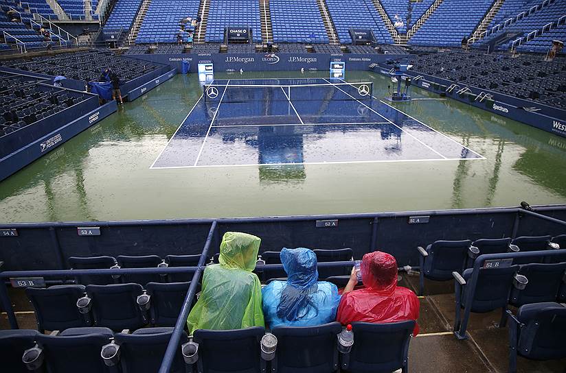 Нью-Йорк, США. Зрители во время перерыва из-за сильного дождя на стадионе Луи Армстронга во втором круге Открытого чемпионата США по теннису