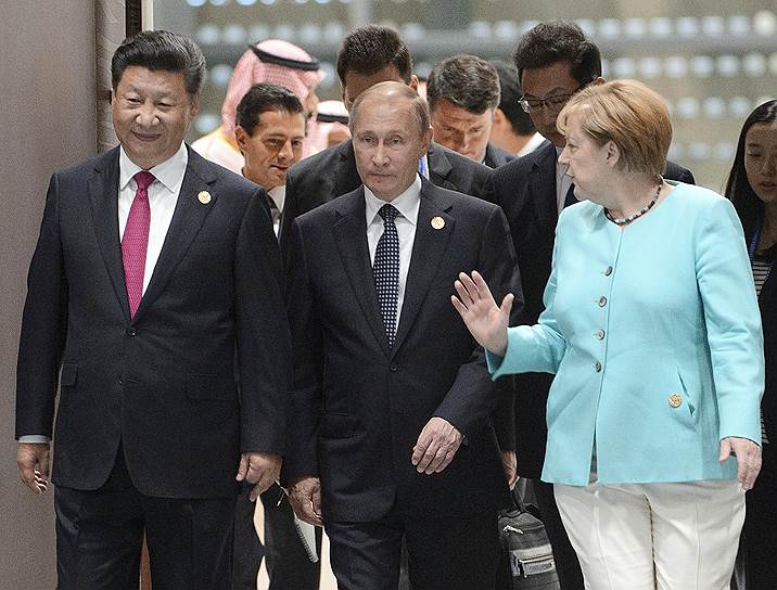  Слева направо: председатель КНР Си Цзиньпин, президент России Владимир Путин, федеральный канцлер ФРГ Ангела Меркель 