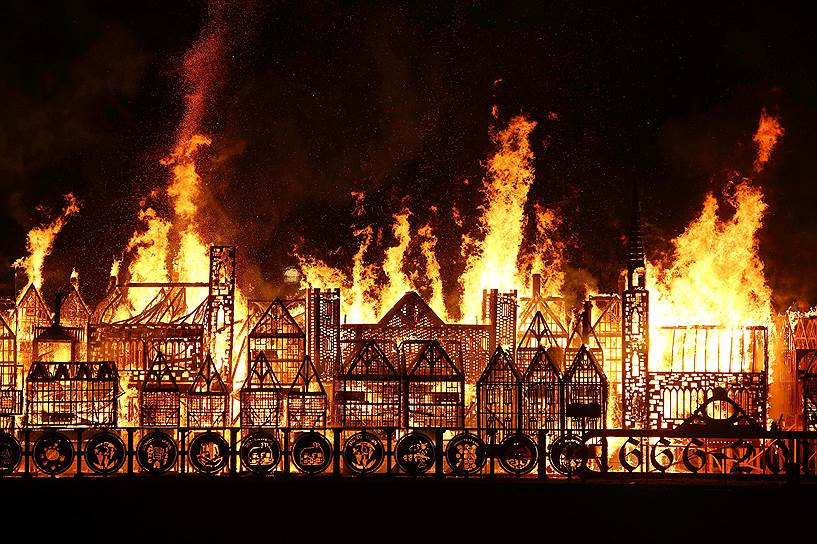 Лондон, Великобритания. Деревянный макет города длиной 120 метров горит над Темзой. Художественная акция приурочена к годовщине Великого пожара, который случился в 1666 году