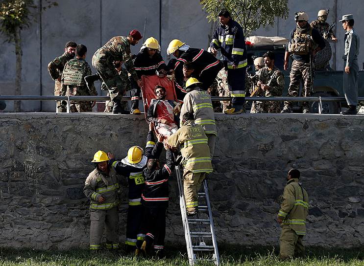 Кабул, Афганистан. Спасатели несут жертву двойного теракта. Всего жертвами стали 24 человека, еще около 90 ранены