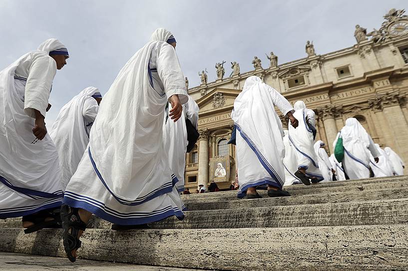 Ватикан. Сестры «Ордена милосердия», основанного матерью Терезой, идут на мессу, приуроченную к канонизации святой