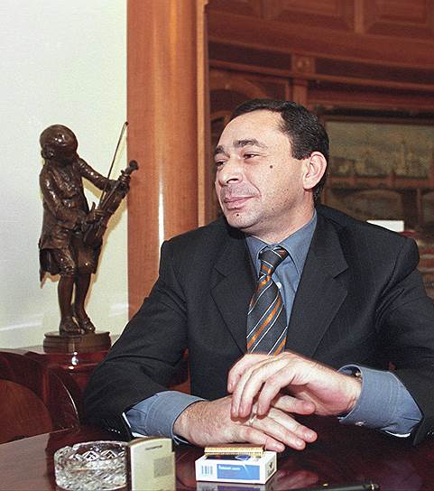 9 января 2002 года по делу о незаконном выводе активов «Газпрома» был задержан президент СИБУРа Яков Голдовский. Ему предъявили обвинения в злоупотреблении полномочиями, а затем — «в присвоении или растрате, то есть хищении чужого имущества, вверенного виновному, в крупном размере». Через 2,5 месяца, 25 марта того же года, СИБУР избрал новое руководство, а Яков Голдовский был уволен. В сентябре суд приговорил бизнесмена к семи месяцам, которые он уже отбыл в СИЗО