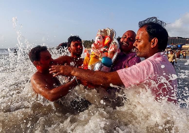 Мумбаи, Индия. Погружение в воду статуи Ганеша-чатуртхи, индийского бога мудрости и изобилия, во время фестиваля в честь его дня рождения