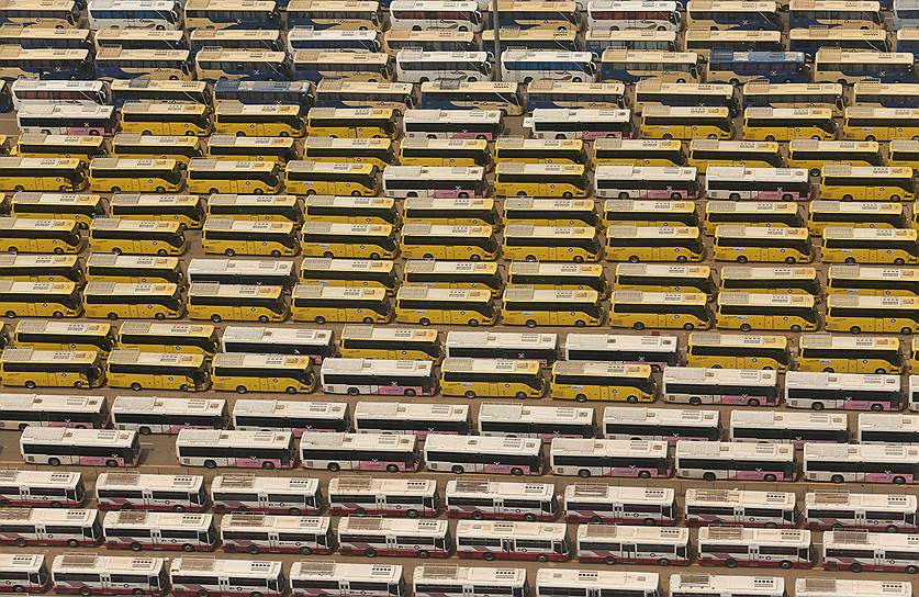 Мекка, Саудовская Аравия. Вид на автобусы, которые доставят паломников в Мекку во время хаджа
