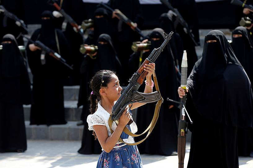 Сана, Йемен. Парад женщин в поддержку хуситов