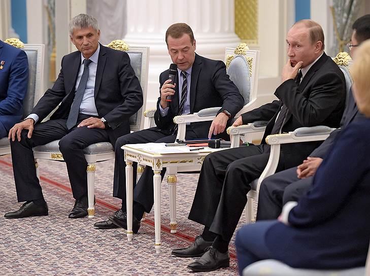 Владимир Путин и Дмитрий Медведев встретились с кандидатами в депутаты от «Единой России», которым надо на всякий случай помочь