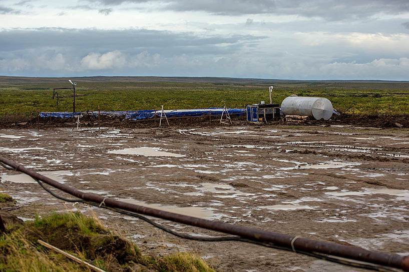 Мягкое хранилище солярки возле базы нефтяников
