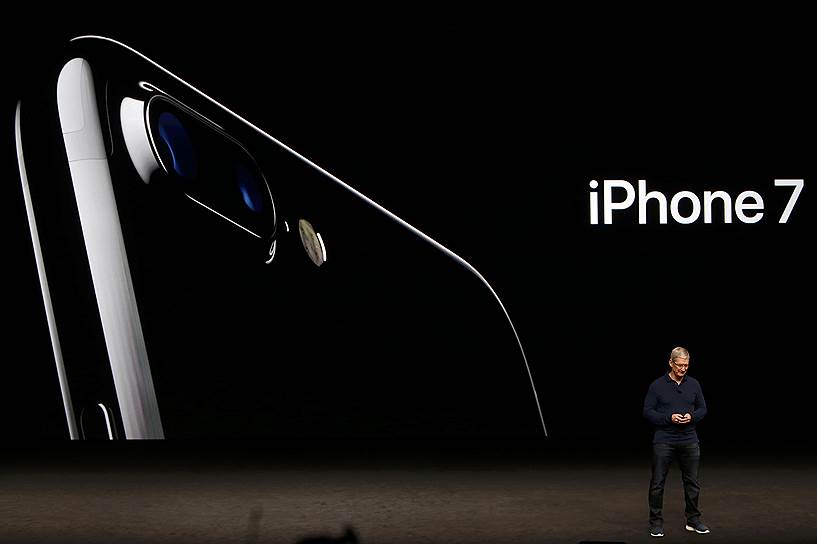 Глава корпорации Apple Тим Кук во время презентации нового iPhone 7