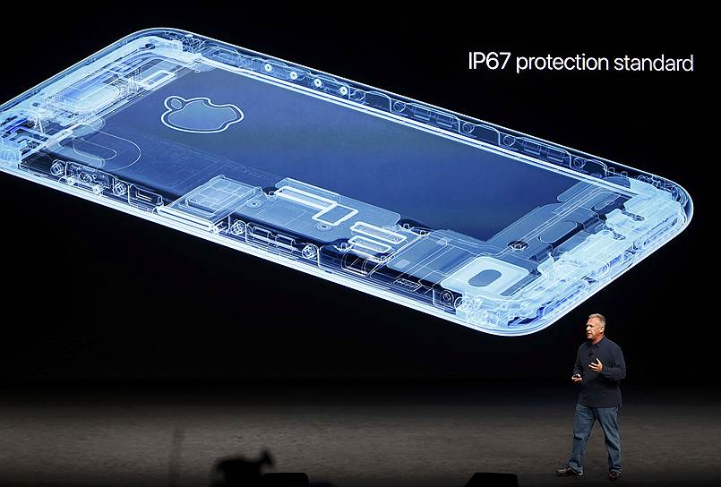 Старший вице-президент по маркетингу корпорации Apple Филипп Шиллер представляет новый iPhone 7