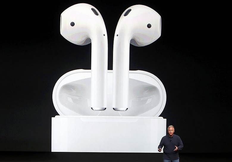 Старший вице-президент по маркетингу корпорации Apple Филипп Шиллер представляет новые беспроводные наушники