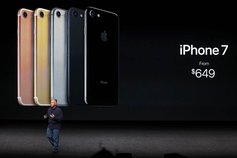 Старший вице-президент по маркетингу корпорации Apple Филипп Шиллер представляет новый iPhone 7