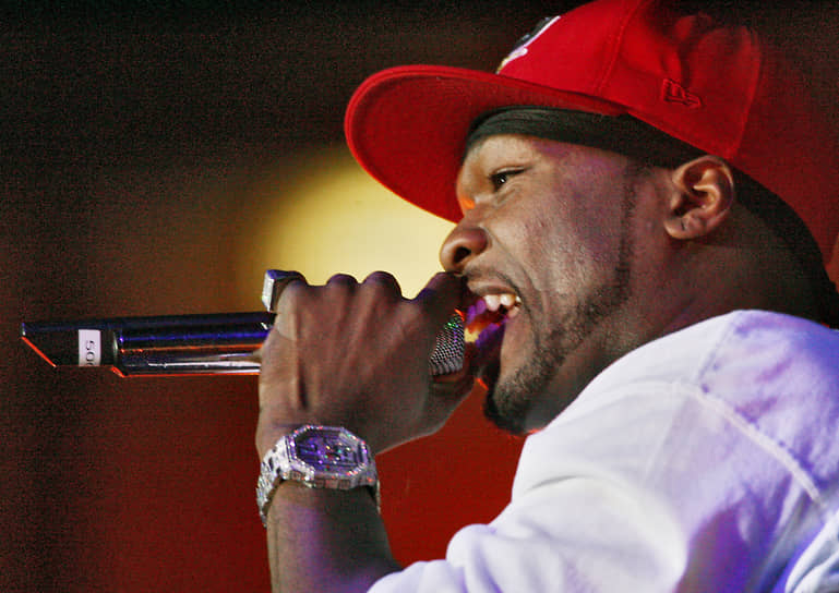 50 Cent
&lt;br>24 апреля 2000 года рэпер Кертис Джексон (50 Cent) подвергся нападению, сидя на заднем сиденье машины возле дома своей бабушки. Преступник выстрелил в него 9 раз: были серьезно повреждены рука, бедро, обе ноги, грудь и левая щека. Рэперу срочно сделали операцию. Спустя пять месяцев после выхода из госпиталя 50 Cent полностью восстановился, однако с того времени надевает бронежилет, когда появляется на публике