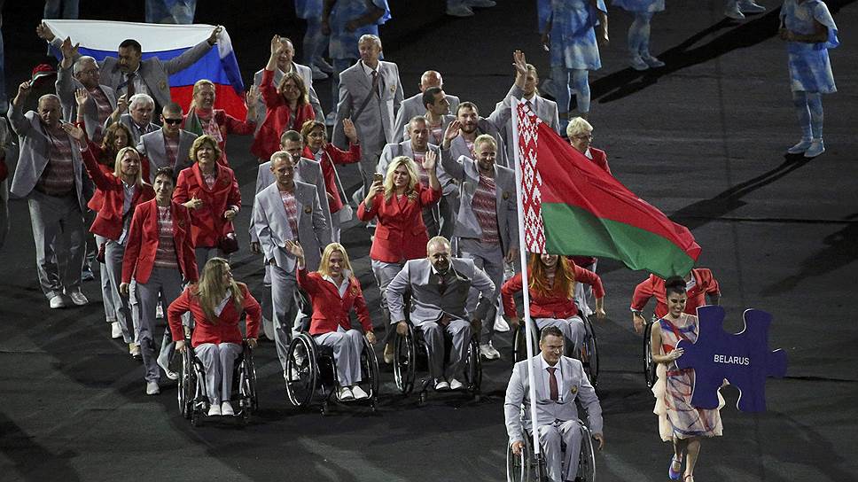 Белорусские паралимпийцы прошли с флагом России по полю Мараканы