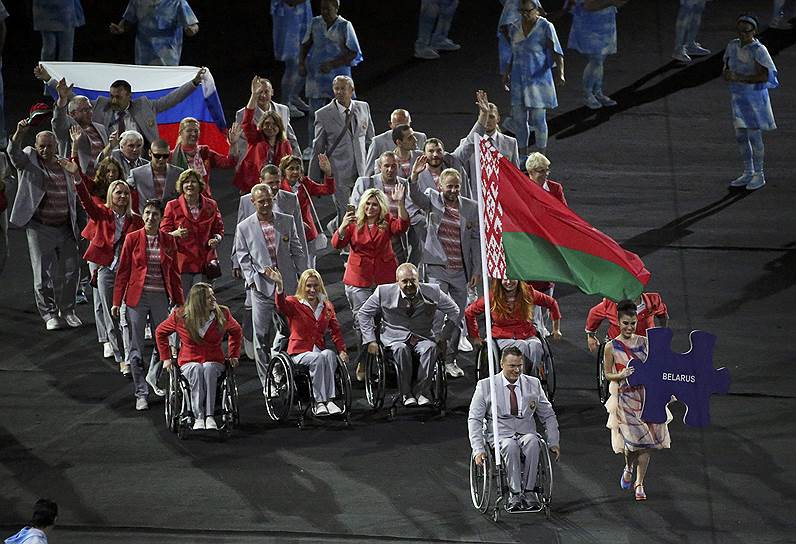 Сборная Белоруссии несет российский флаг на церемонии открытия Паралимпийских игр-2016 в Рио-де-Жанейро