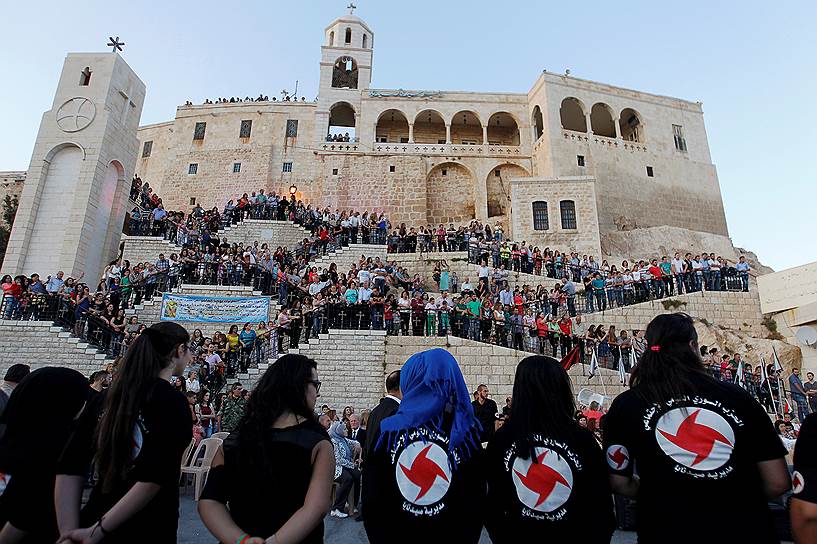 Сайедная, Сирия. Люди стоят на лестнице у монастыря. Город считается вторым по значимости после Иерусалима центром христианского паломничества