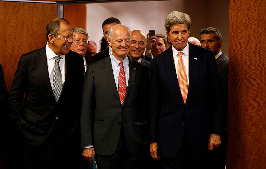 Глава МИД РФ Сергей Лавров, госсекретарь США Джон Керри (справа) и  спецпосланник генсекретаря ООН по Сирии Стаффан де Мистура (в центре)