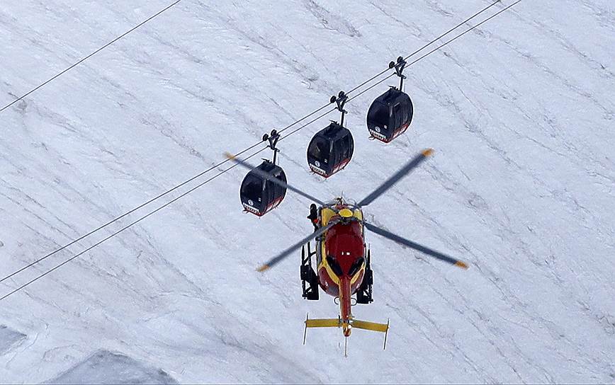 Гора Монблан, Франция. Вертолет во время операции по спасению людей, застрявших в кабинках на канатной дороге