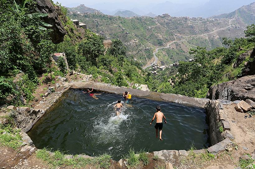Раймах, Йемен. Мальчики купаются в пруду в горах