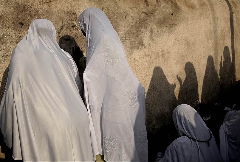 Гора Милосердия, Саудовская Аравия. Суданские женщины молятся на скалистом холме, известном как гора Милосердия, на равнине Арафат, во время ежегодного хаджа, недалеко от священного города Мекка