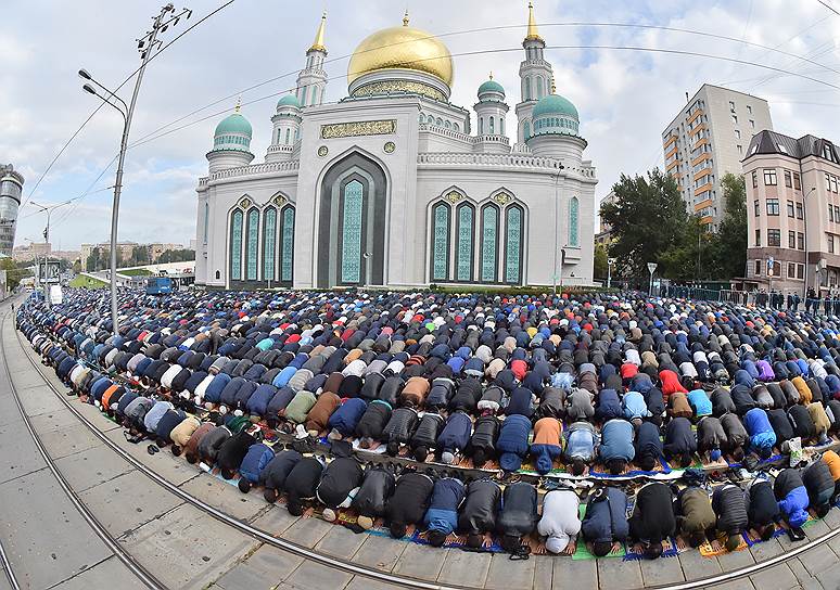 Празднование Курбан-байрама в Московской соборной мечети