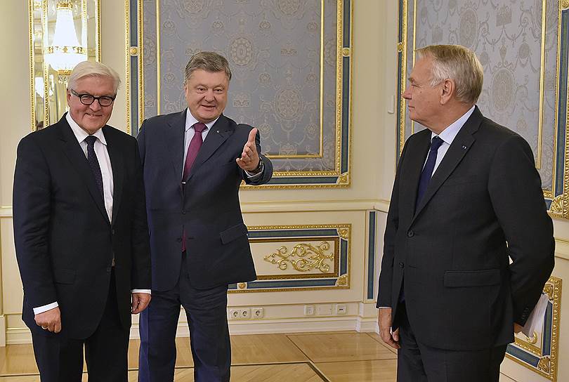 Слева направо: глава МИД ФРГ Франк-Вальтер Штайнмайер, президент Украины Петр Порошенко и глава МИД Франции Жан-Марк Эро