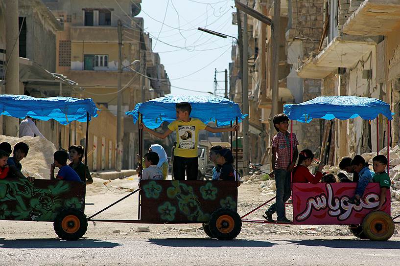 Идлиб, Сирия. Дети катаются во время праздника Курбан-байрам