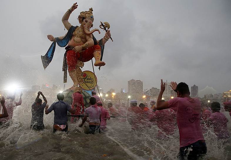 Мумбаи, Индия. Местные жители готовятся погрузить статую бога Ганеши в воду во время традиционного фестиваля Ганеша-чатуртхи