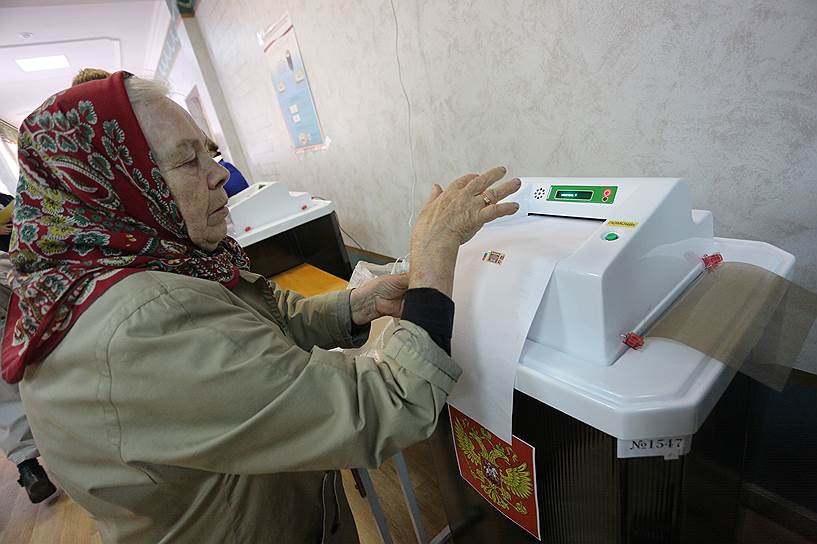 Голосование на одном из избирательных участков Екатеринбурга
