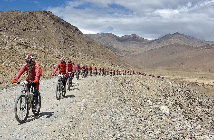 Ладакх, Индия. Буддистские монахи во время велопробега в Гималаях, посвященного проблеме торговли людьми в Индии и Непале
