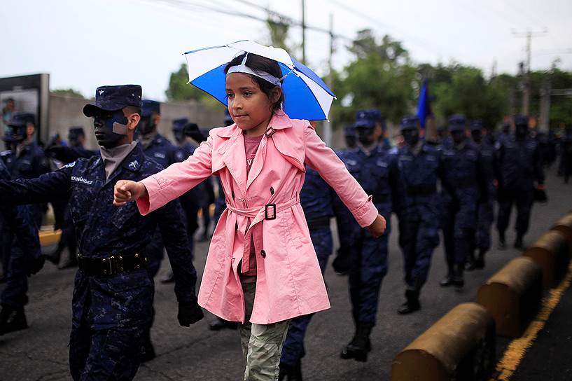 Сан-Сальвадор, Сальвадор. Девочка марширует, подражая солдатам на параде в честь дня независимости страны
