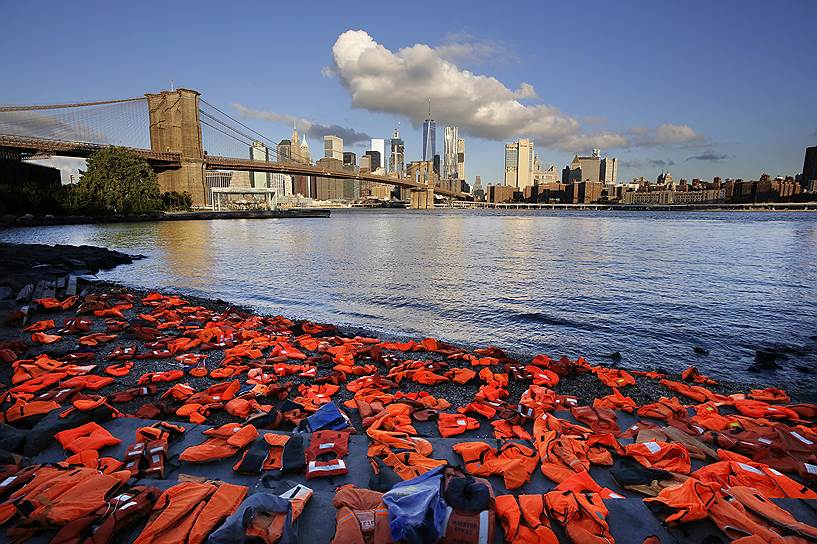 Нью-Йорк, США. Активисты некоммерческой организации Oxfam America разложили сотни спасательных жилетов на берегу Гудзона, чтобы привлечь внимание к проблеме мигрантов