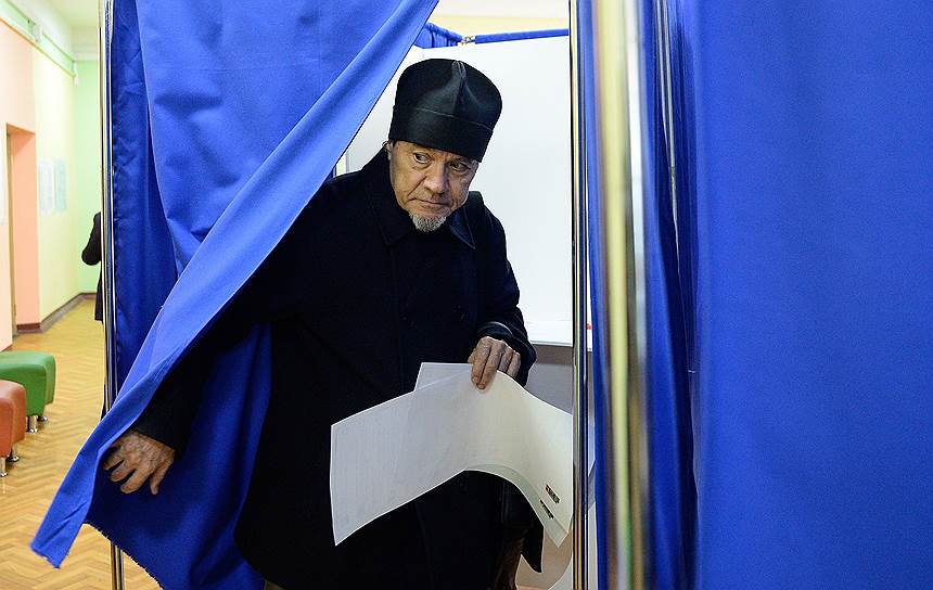 Голосование на выборах депутатов Государственной думы на одном из избирательных участков Москвы