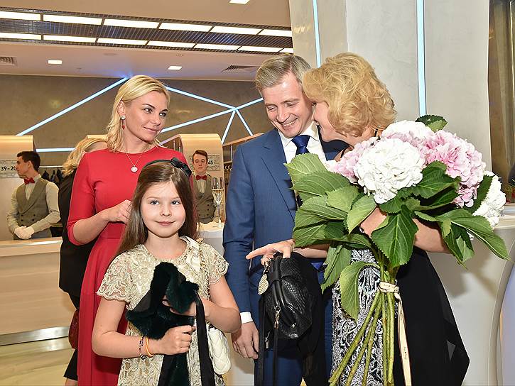 Руководитель департамента культуры города Москвы Александр Кибовский (второй справа) и актриса Марина Зудина (справа) с дочерью Марией Табаковой (вторая слева) 