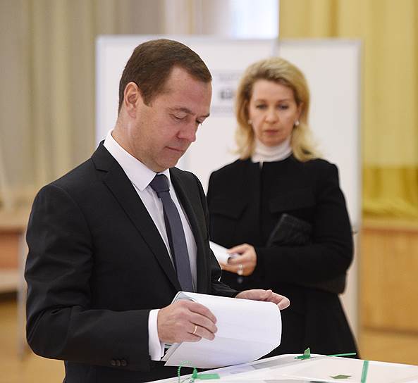 Голосование на одном из избирательных участков Москвы &lt;br/> На фото: председатель правительства России Дмитрий Медведев и его жена Светлана Медведева 