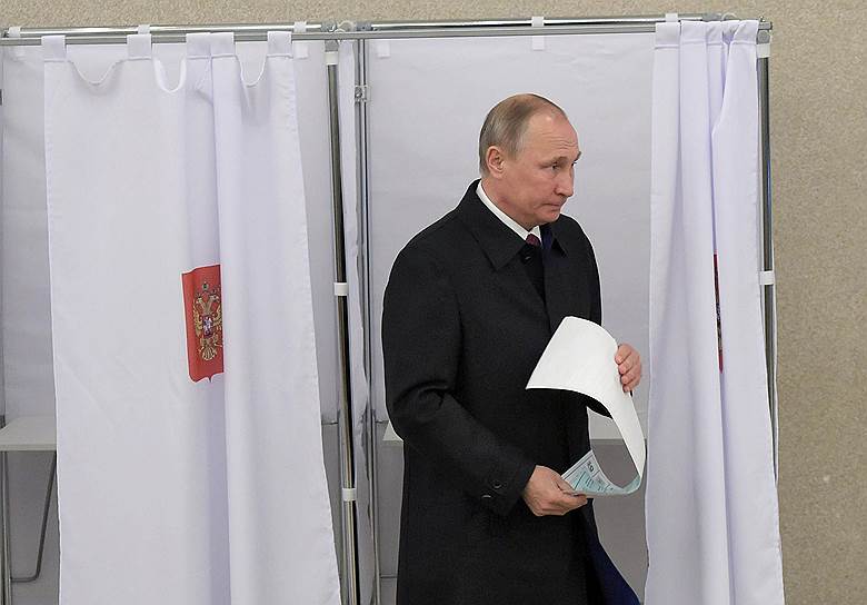 Президент РФ Владимир Путин на избирательном участке №2151 в Российской академии наук