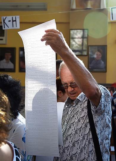 Голосование на одном из избирательных участков в Севастополе