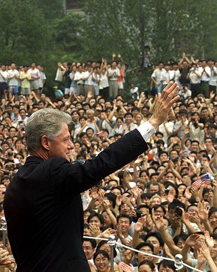 Билл Клинтон, 42-й президент США, по завершении политической карьеры в 2001 году основал благотворительный фонд Билла Клинтона. Основными направлениями деятельности фонда являются борьба со СПИДом, глобальным потеплением и детским ожирением