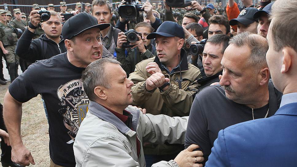 Россиянам, голосовавшим в Киеве, предложили «добровольно сдаться»