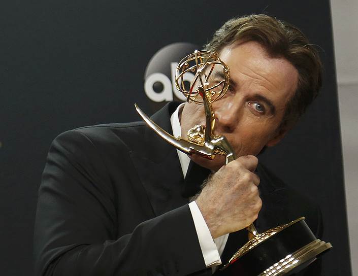Актер Джон Траволта получил статуэтку за лучшую продюсерскую работу над мини-сериалом «Народ против»