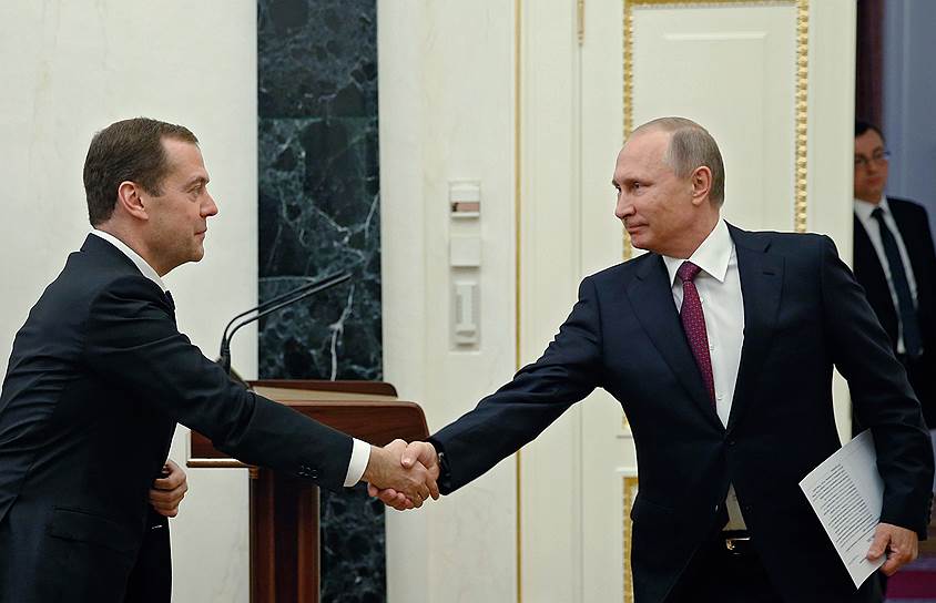 Президент России Владимир Путин (справа) и председатель правительства России Дмитрий Медведев 