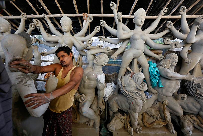 Калькутта, Индия. Художник работает над статуей богини Дурга перед фестивалем Дурготсав