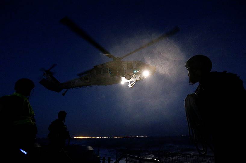 Ашдод, Израиль. Израильские морские пехотинцы во время учений, в ходе которых отрабатывалось спасение раненных в Средиземном море