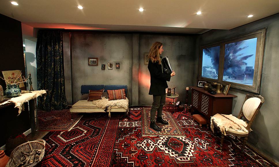 Буэнос-Айрес, Аргентина. Женщина стоит внутри так называемого «Сирийского дома»  — части инсталляции Amnesty International, цель которой — привлечь внимание к конфликту в Сирии