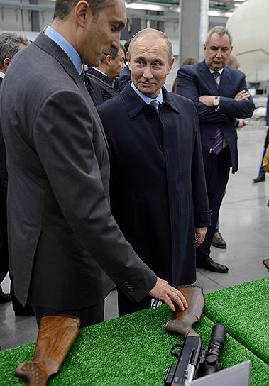 Президент России Владимир Путин (в центре) и генеральный директор концерна «Калашников» Алексей Криворучко (слева)