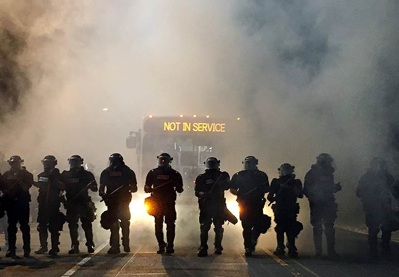 Шарлотт, США. Полицейские надевают специальную форму во время протестов чернокожего населения. Акция началась в городе после того, как полицейский застрелил безоружного афроамериканца