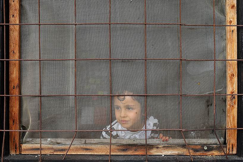 Белград, Сербия. Ребенок в лагере для мигрантов