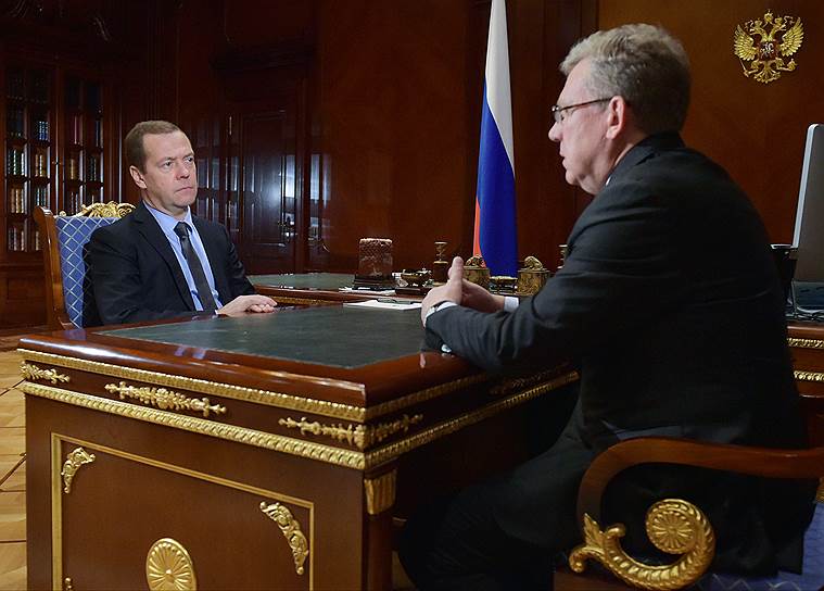 Премьер-министр России Дмитрий Медведев (слева) и глава совета Центра стратегических разработок Алексей Кудрин